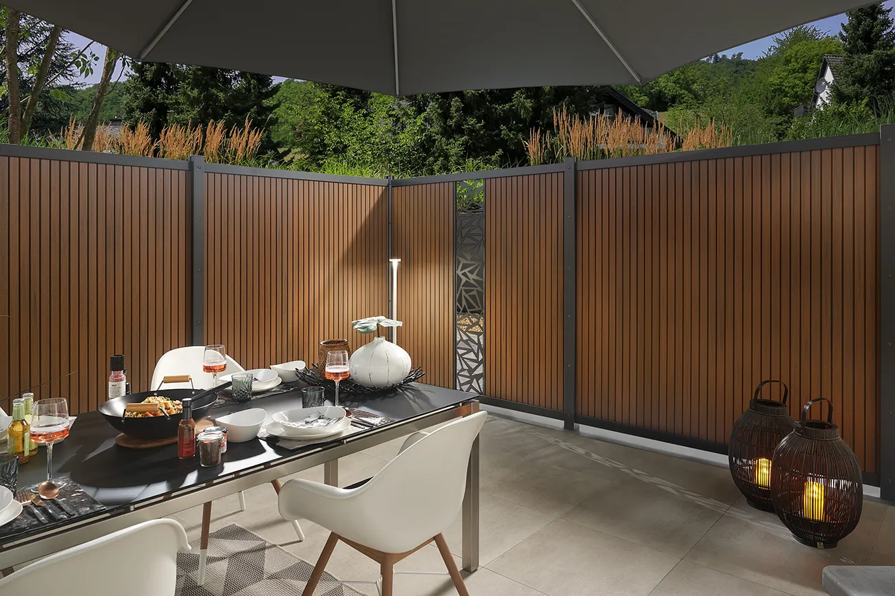 palissade composite en couleur teck - lignes verticales